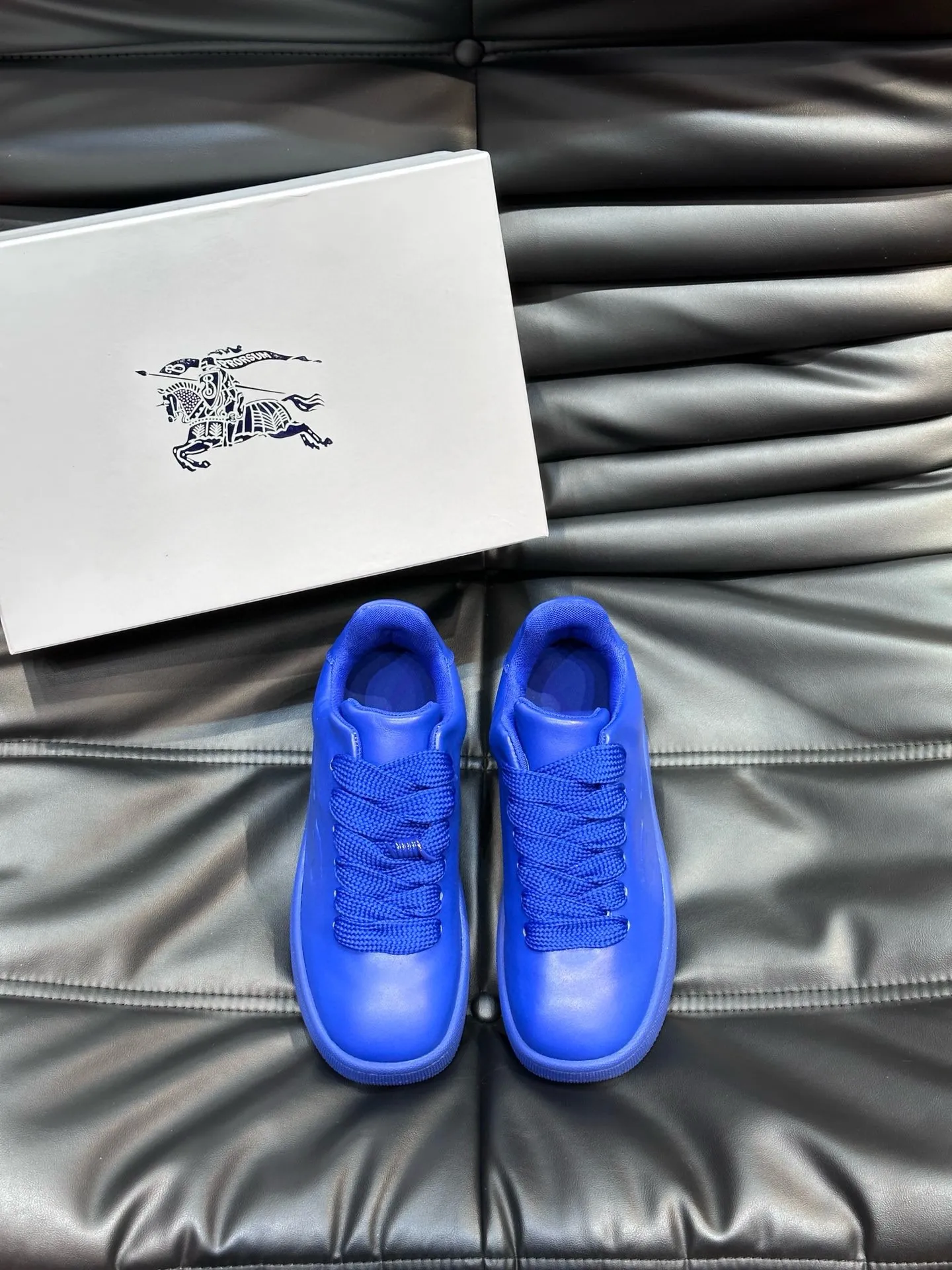 Factory price: 500💰Burberry Box series👫Thick-soled casual sports shoes for couples, cool sneakers and bread shoes, purchased and developed from the original version, the top version of the Box series sports shoes, made of original plaid/knitted fabric, embellished with embossed Equestrian Knight logo (EKD). Made of mesh lining, the laces are decorated with metal coils, the rubber sole is decorated with the Burberry letter logo, and the original molded 3.5CM two-color T men's shoe 💰U outsole! Code number: 35-45 (35-45 customized)